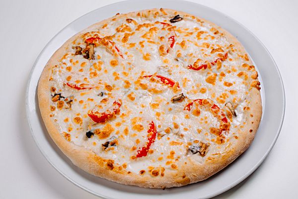 Пицца с куриным филе, грибами, томатами и сливочным соусом