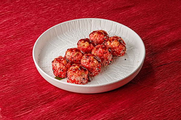 Запеченный с лососем и соусом спайси