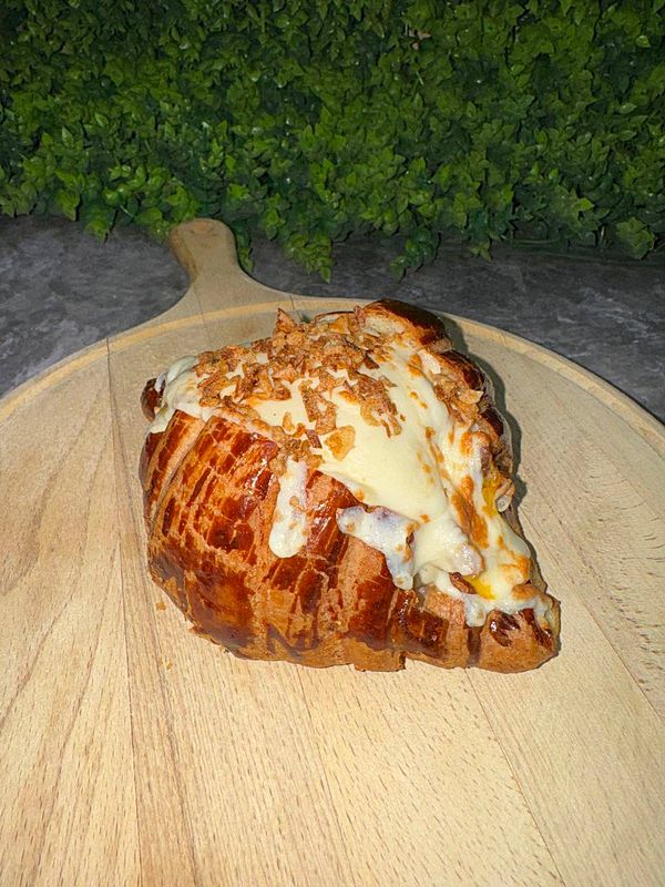 Круассан с томленой говядиной