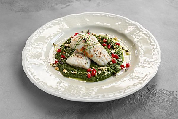 Филе судака со шпинатом и кешью