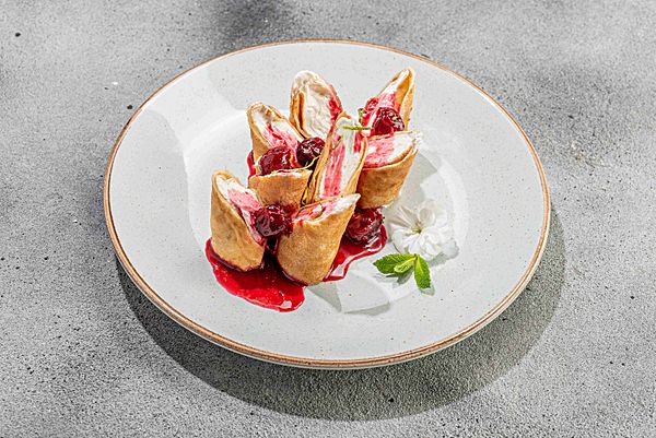 Блинчики с вишней и нежным сливочным кремом