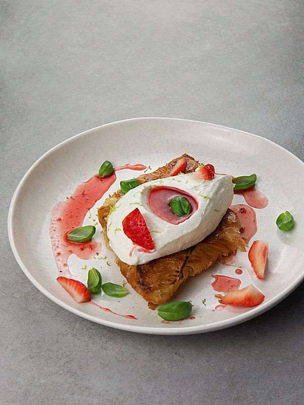 Круассан с творожным кремом и соусом из клубники