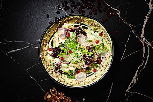 Грин салат с авокадо и спаржей в ореховой заправке