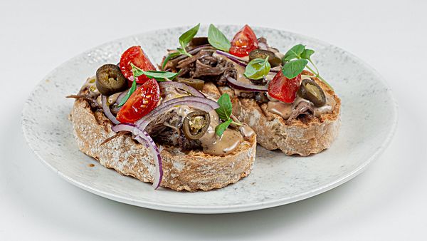 Брускетта с рваной говядиной и перечным соусом