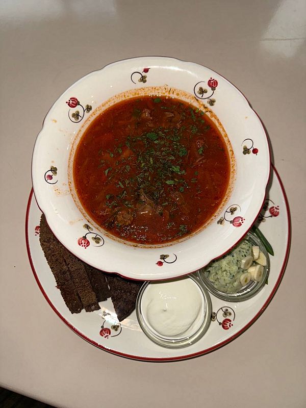 Борщ с говяжьей грудинкой, фасолью и тостами с протертым салом