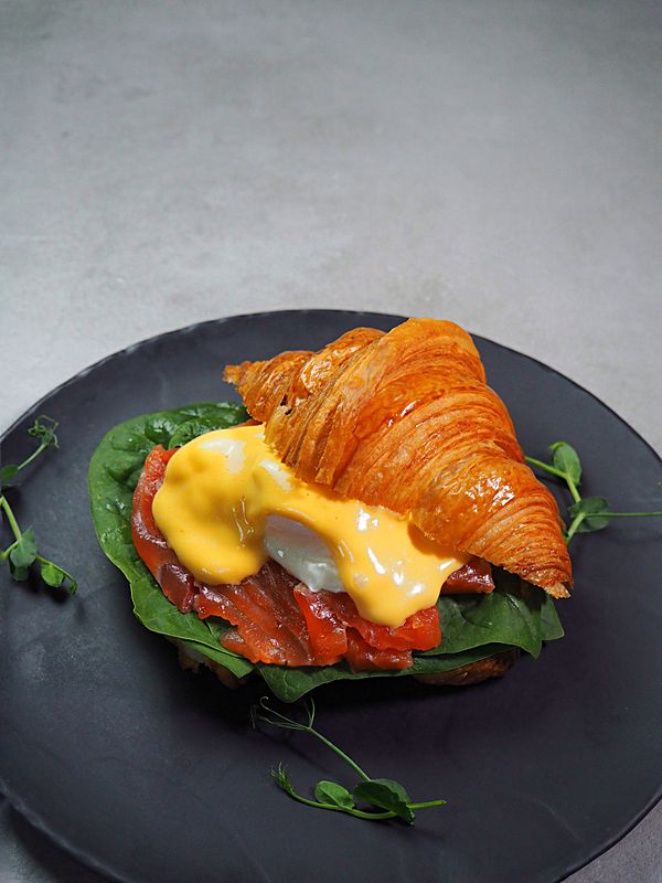 Круассан с лососем и яйцом пашот с соусом голландез