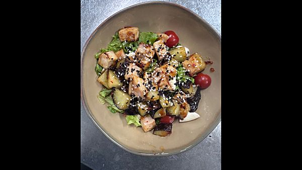 Теплый салат с курицей и баклажанами