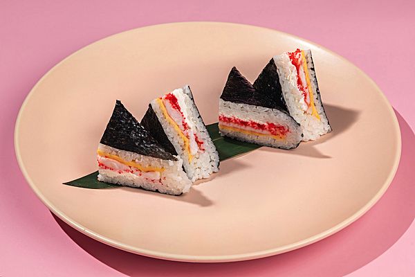 Онигири с креветкой в нори