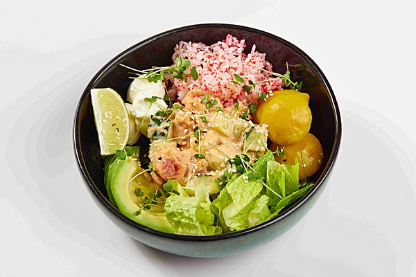 Поке-боул с тунцом и соусом спайси