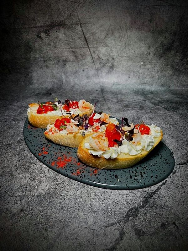 Брускетта с креветкой и вялеными томатами