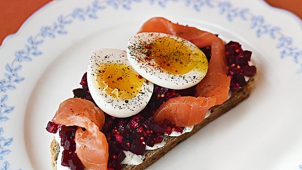 Тост с Лососем и Свеклой тар-тар