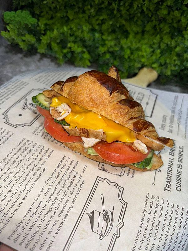 Круассан с курицей гриль