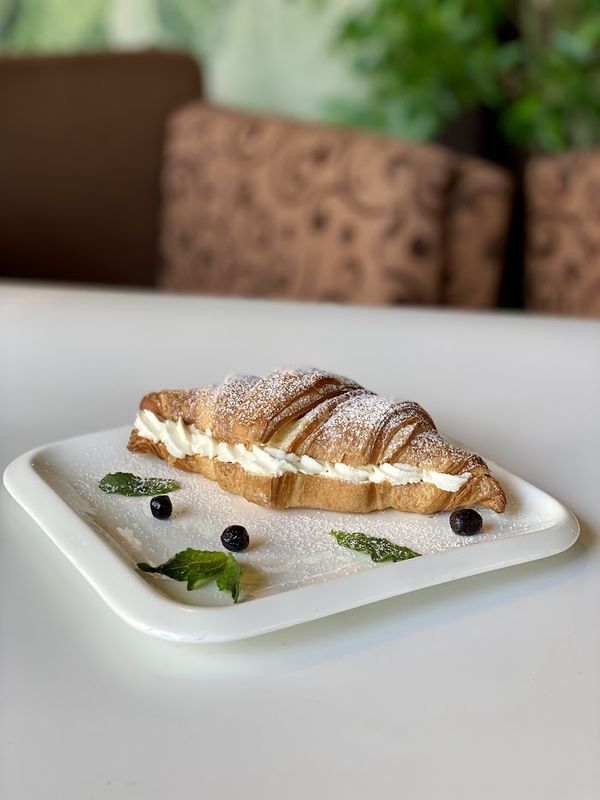 Круассан со сливочным кремом рафаэль