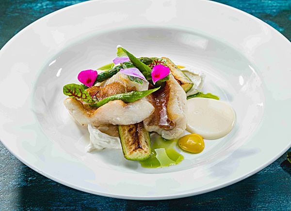 Окунь с цукини и кремом из фета