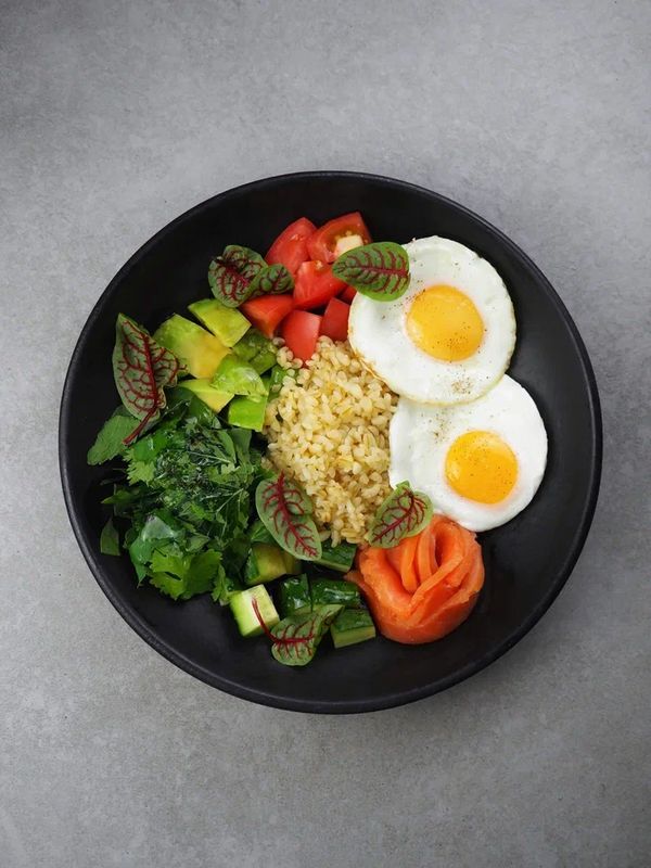 Булгур с лососем, глазуньей, авокадо и овощами