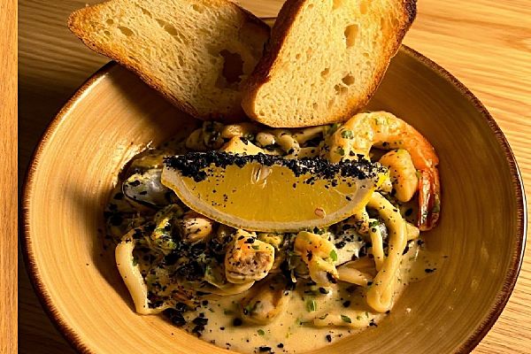 Соте из морепродуктов в сливочном соусе