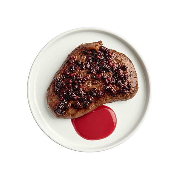 Стейк говяжий с ягодным соусом