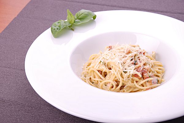 Спагетти с курицей в сливочном соусе