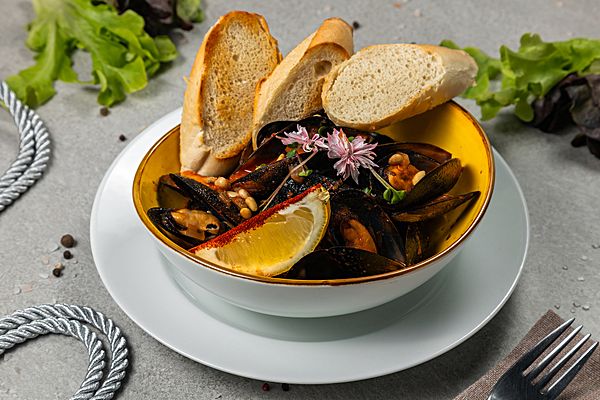 Мидии в створках в томатном соусе