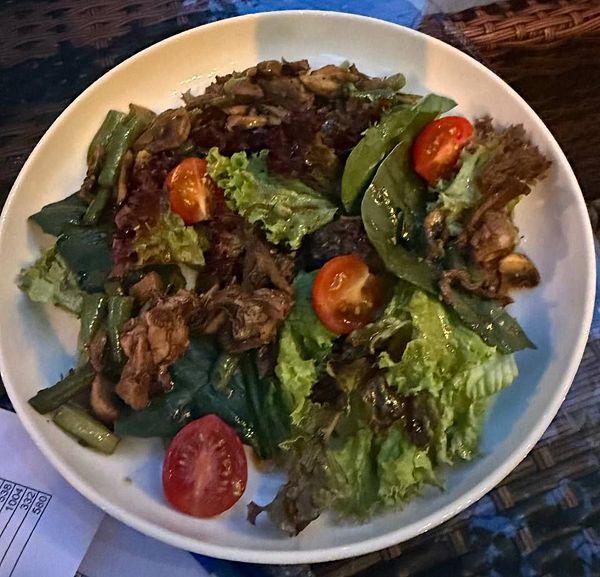 Теплый салат с телятиной, шампиньонами, спаржевой фасолью и томатами