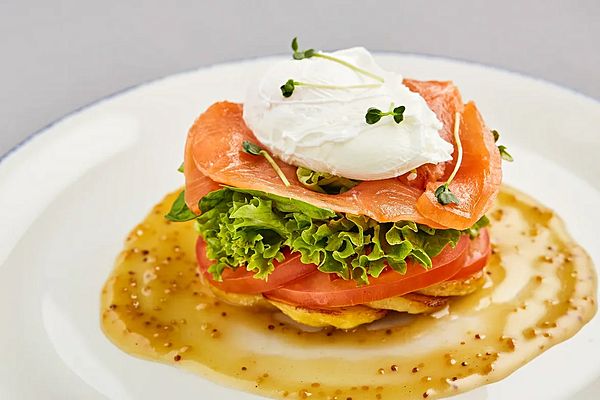 Салат с лососем и яйцом пашот