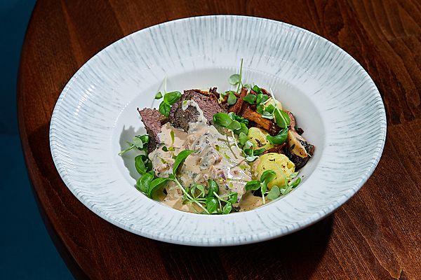 Говяжьи щечки с молодым картофелем