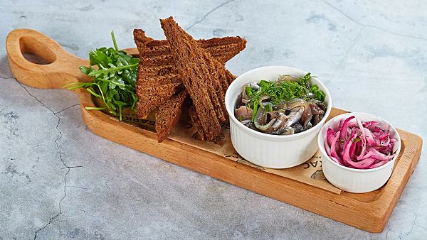 Черноморская хамса с маринованным ялтинским луком и ржаными тостами