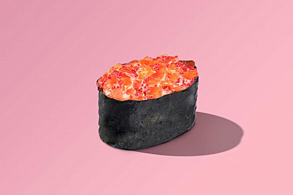 Гункан с лососем