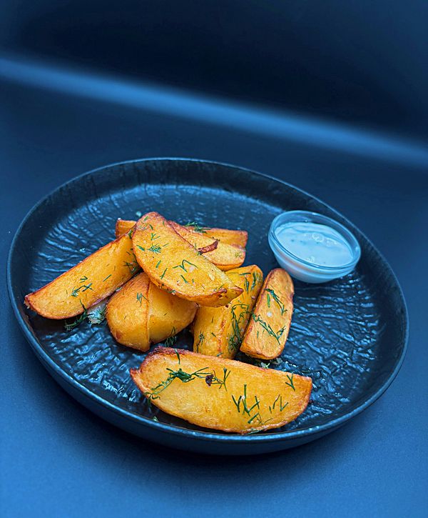 Картофель по-деревенски с соусом