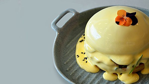 Бургер с куриной котлетой под сырным соусом