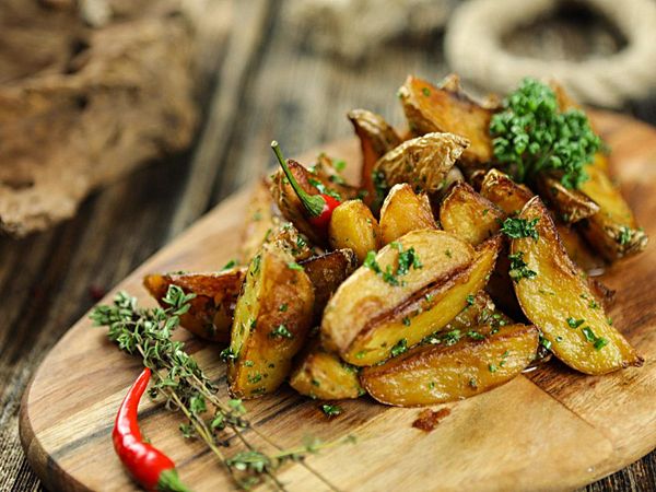 Жареные картофельные дольки с луком и грибами