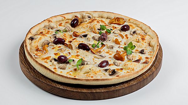 Пицца грибная с трюфельным маслом и оливками Каламата