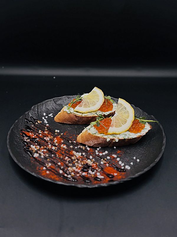 Брускетта с красной икрой