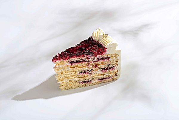 Молочная девочка с черной смородиной и лимоном