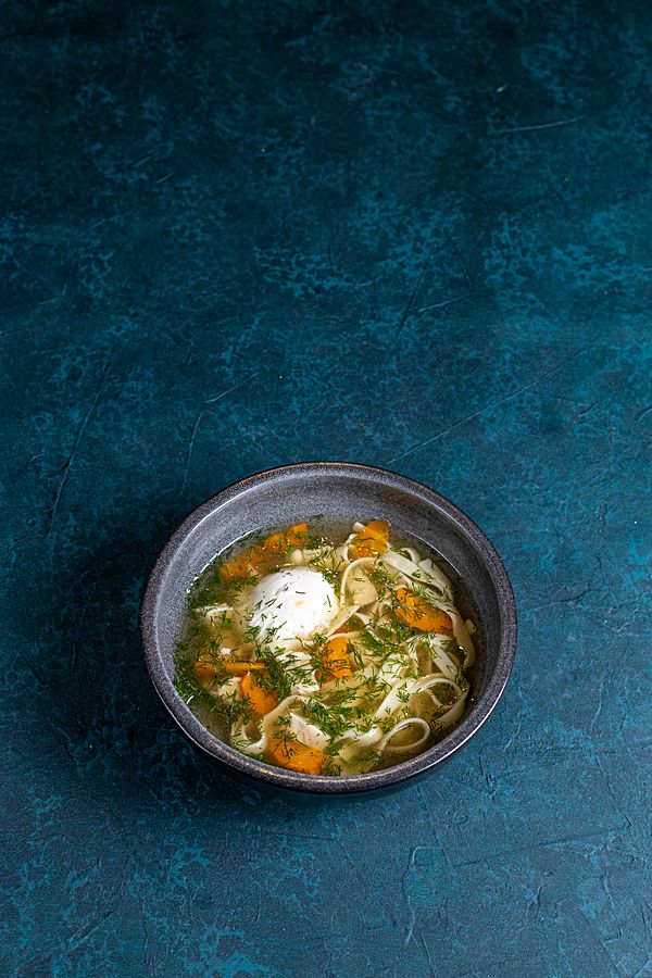 Бульон с курицей и яйцом пашот