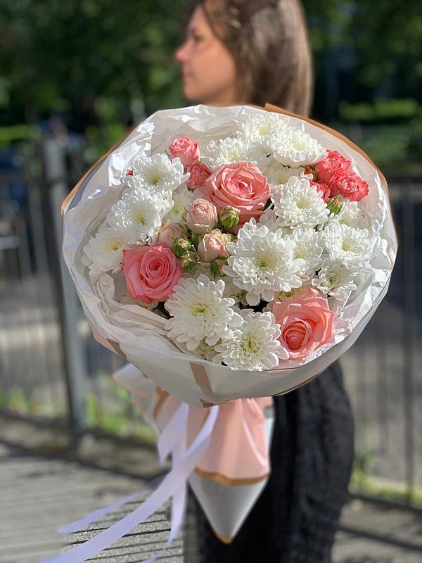 Букет из роз и хризантемы