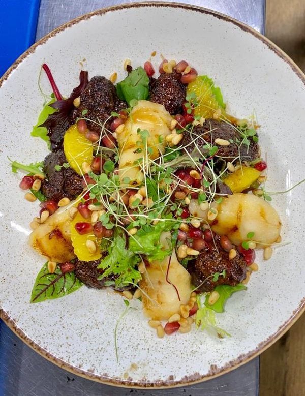 Глазированная куриная печень с зернами граната, пряной грушей и филе апельсина