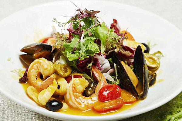 Теплый салат с морепродуктами