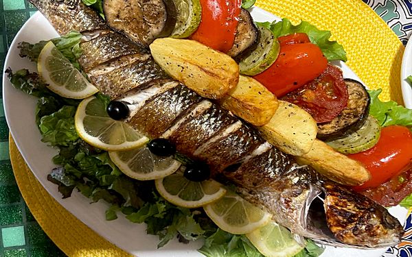 Кефаль черноморская запеченная с овощами