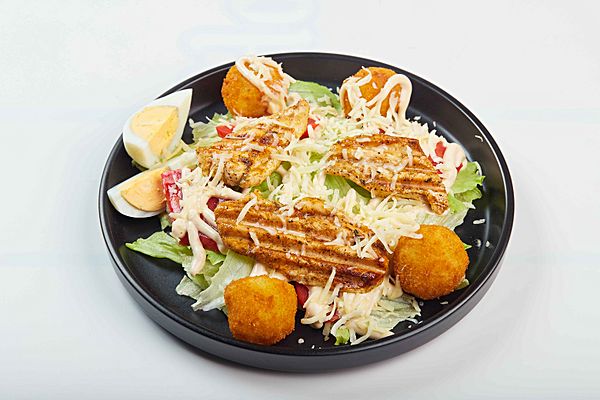 Цезарь с картофельными шариками