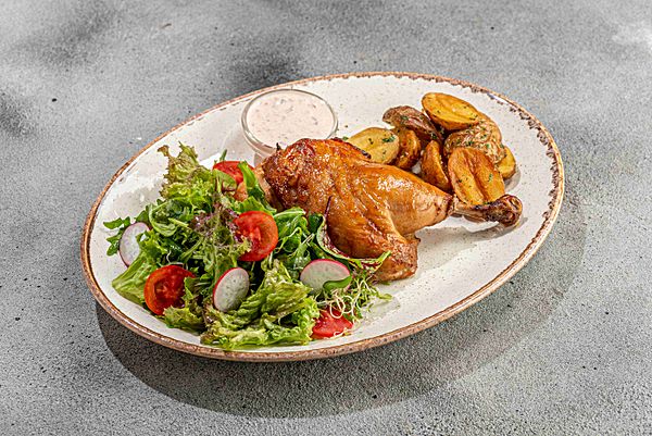 Запеченные пол цыпленка с мини картофелем и сливочно-аджичным cоусом