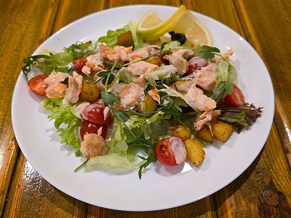 Салат с запеченным лососем ,картофелем с ореховым соусом