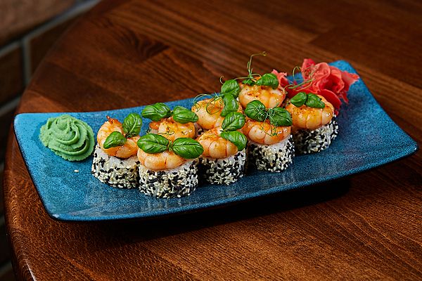 Ролл с жареной креветкой и сладким чили