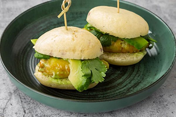 Паровые булочки с тигровыми креветками, авокадо и соусом васаби