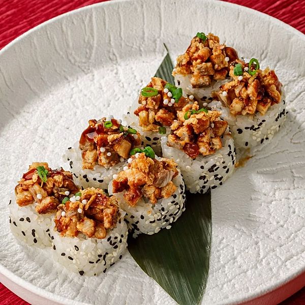 Ролл с тар-таром из угря