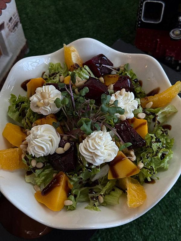 Салат из печеной тыквы, печеной свеклы и апельсина