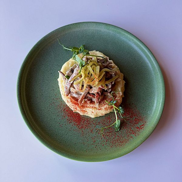 Бефстроганов из говяжьего языка и картофельным пюре