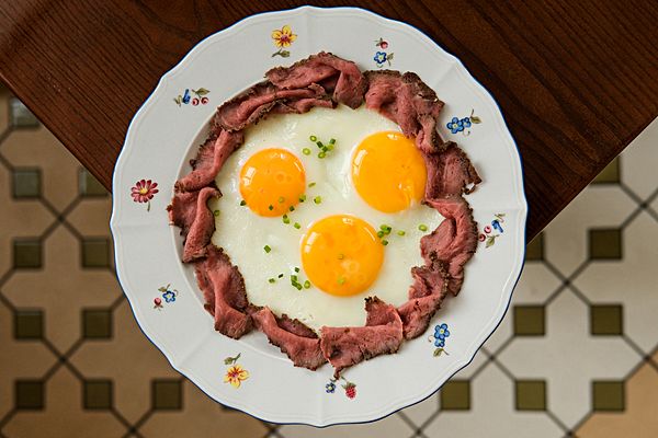 Глазунья из 3 яиц и ростбиф