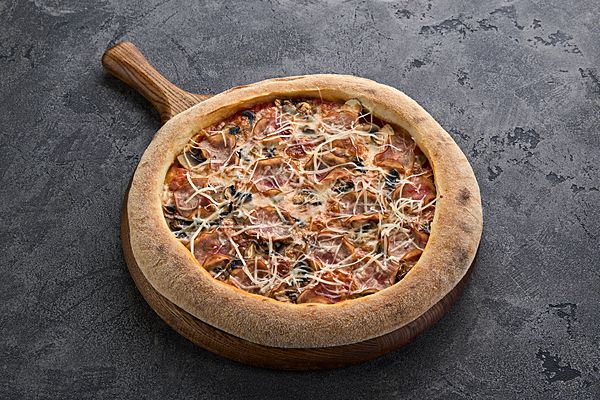 Пицца с ветчиной и грибами