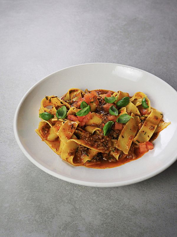 Паппарделле Болоньезе с рубленным фаршем из говядины, в винно-томатном соусе с пряностями